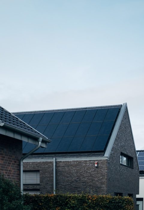 panneaux solaires et design, comment intégrer les panneaux de façon harmonieuse sur une maison