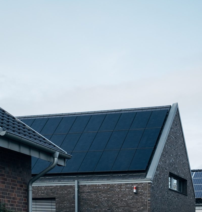 panneaux solaires et design, comment intégrer les panneaux de façon harmonieuse sur une maison